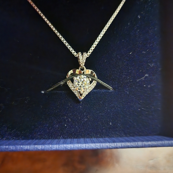 Jewelry - 💥NEW Elegant Gold Heart Pendant Necklace